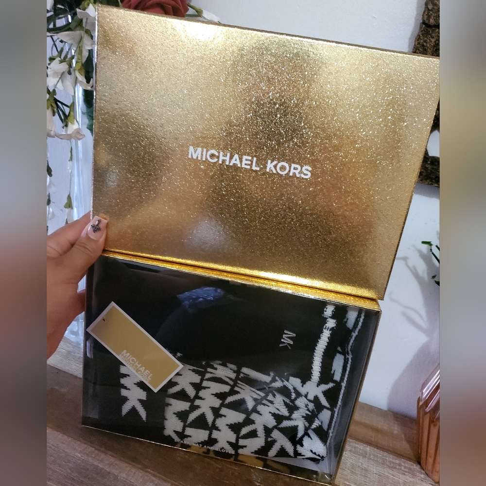 Michael Kors Logo Cold Weather Hat,Gloves & Scarf Accessory Set - Black